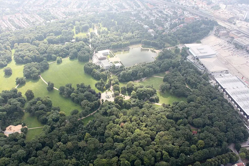 Luftaufnahme des Bremer Bürgerparks mit Wiesen, Wegen und dem Hollersee