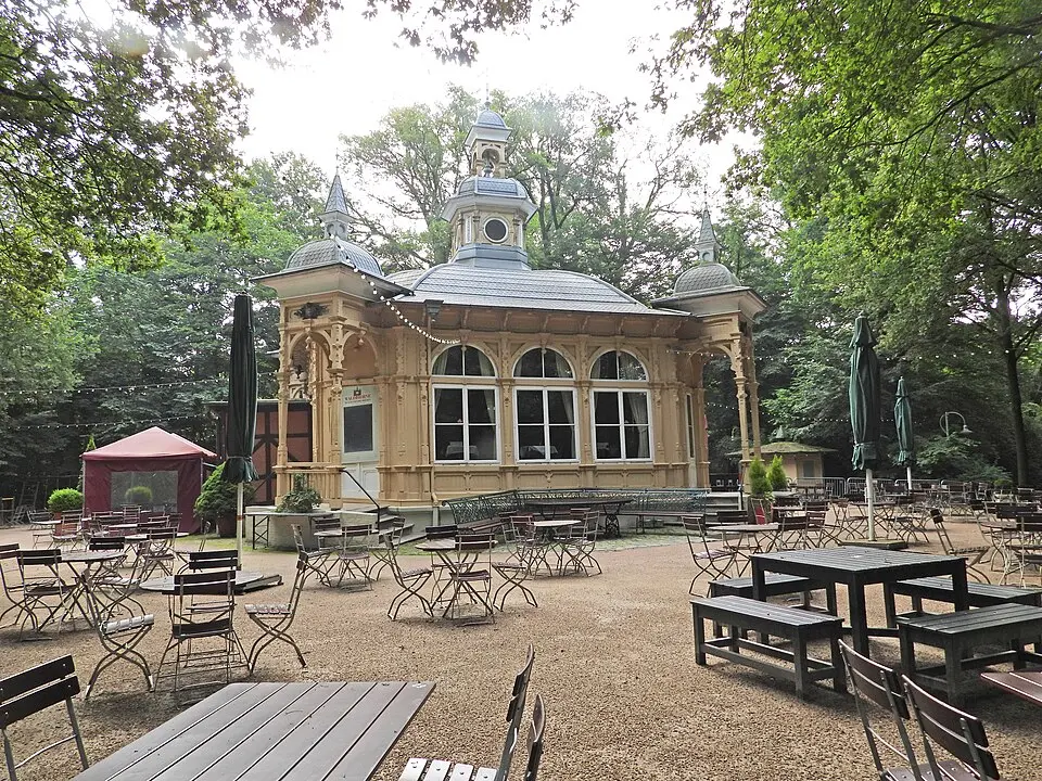 Das Restaurant der Waldbühne im Bremer Bürgerpark mit Biergarten unter Bäumen