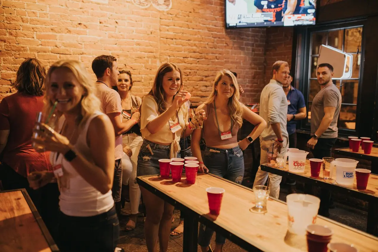 Menschen spielen Bierpong